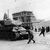 Demonstranten werfen am 17. Juni 1953 in Berlin mit Steinen auf sowjetische Panzer. - Foto: -/dpa