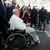 «Ich lebe noch», sagt Papst Franziskus vor dem Klinikeingang. - Foto: Andrew Medichini/AP/dpa