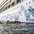 Klimaaktivisten versuchen, das Kreuzfahrtschiff «Aida Diva» am Auslaufen zu hindern. - Foto: Frank Hormann/dpa