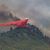 Ein Flugzeug wirft Löschmittel auf die Flammen eines Waldbrandes im spanischen Castellgali. - Foto: Lorena Sopêna/EUROPA PRESS/dpa