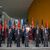 Bundeskanzler Olaf Scholz (Mitte r) und der chinesische Ministerpräsident Li Qiang (Mitte l) beim Gruppenbild mit den Kabinettsmitgliedern. - Foto: Michael Kappeler/dpa