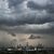 Am späten Nachmittag zog eine Unwetterfront über die Skyline von Frankfurt am Main. - Foto: Arne Dedert/dpa