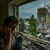 Eine Frau ruft im Zentrum von Kramatorsk per Telefon um Hilfe. Ihr Wohnhaus wurde durch die Schockwelle des russischen Raketenangriffs zerstört. - Foto: Celestino Arce Lavin/ZUMA Press Wire/dpa