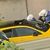 Tödliche Verkehrskontrolle: Zwei Polizeibeamte befragen einen Fahrer, wobei ein Polizist eine Waffe auf das Fenster des gelben Autos richtet. - Foto: @Ohana_FNG/AP/dpa