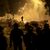 Autos brennen bei Ausschreitungen im Pariser Vorort Nanterre. - Foto: Aurelien Morissard/AP