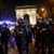 Polizisten patrouillieren vor dem Arc de Triomphe auf der Champs Élysées. - Foto: Christophe Ena/AP