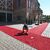 Der rote Teppich vor dem Festspielhaus auf dem Grünen Hügel in Bayreuth. - Foto: Karl-Josef Hildenbrand/dpa