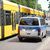 Ein Polizeiauto steht vor der Straßenbahn in Desden, in der ein Mann mit einem Messer attaktiert wurde. - Foto: Benedict Bartsch/xcitepress/dpa