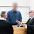 Der Angeklagte (M) vor Prozessbeginn im Landgericht Hannover. - Foto: Michael Matthey/dpa
