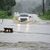 Ein Auto fährt über eine überschwemmte Straße im US-Bundesstaat Vermont. Gouverneur Phil Scott nennt die Situation «historisch und katastrophal». - Foto: Jeb Wallace-Brodeur/The Times Argus/AP/dpa
