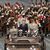 Frankreichs Präsident Emmanuel Macron in einem Kommandowagen mit General Thierry Burkhard, Chef des Generalstabes, bei der Parade auf der Avenue des Champs-Élysées. Frankreich erinnert an den Sturm auf die Bastille im Jahr 1789, der als symbolischer Beginn der Französischen Revolution angesehen wird. - Foto: Christophe Ena/AP