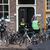 Polizeibeamte stehen am Tatort: Im niederländischen Leiden sind bei einer Attacke mit einer Stichwaffe mehrere Menschen verletzt worden, ein Mann starb. - Foto: Wouter Hoeben/ANP/dpa