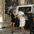 Polizisten führen die Verdächtigen zum Termin mit dem Haftrichter auf Mallorca. - Foto: Clara Margais/dpa