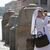 Eine Nonne erfrischt sich auf dem Petersplatz mit einem Schluck aus der Wasserflasche. - Foto: Gregorio Borgia/AP/dpa