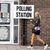 Eine Frau geht an einem Schild des Wahllokals vor dem Selby Community Centre vorbei. - Foto: Danny Lawson/PA/AP/dpa