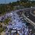 Tausende israelische Demonstranten marschieren entlang einer Autobahn, um gegen die geplante Justizreform der Regierung zu protestieren. - Foto: Ohad Zwigenberg/AP/dpa