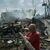 Eine Mann steht in Odessa in den Trümmern eines Gebäudes. - Foto: Libkos/AP/dpa