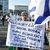 Dieser Demonstrant in Tel Aviv gehört zu den Unterstützern des Gesetzesvorhabens. - Foto: Ilia Yefimovich/dpa