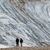 Wie lange Touristen wohl noch die Reste des Gletschers auf der Zugspitze betrachten können? - Foto: Peter Kneffel/dpa