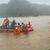 Steinbrucharbeiter werden in Naguilian (Philippinen) mit einem Schlauchboot evakuiert. - Foto: PHILIPPINE COAST GUARD/AP/dpa