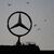 Vögel fliegen um einen Mercedes-Stern: Der  Autobauer hat Zahlen für das zweite Quartal 2023 bekanntgegeben. - Foto: Marijan Murat/dpa