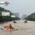 Mit Schlauchbooten werden Zivilisten südlich von Peking evakuiert. - Foto: Andy Wong/AP/dpa