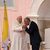 Bei der Willkommenszeremonie küsst der portugiesische Präsident Marcelo Rebelo de Sousa die Hand von Papst Franziskus. - Foto: Armando Franca/AP/dpa