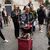 Fans singen zum Gedenken an die verstorbene Sängerin Sinead O'Connor in Dublin. - Foto: Brian Lawless/PA Wire/dpa