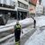Einsatzkräfte der Feuerwehr räumen Hagel von einer Straße in Reutlingen. - Foto: Schulz/SDMG/dpa