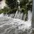Wasser strömt auf eine Straße in Viktring bei Klagenfurt in Kärnten. - Foto: Gerd Eggenberger/APA/dpa