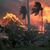 Die Halle der historischen Waiola Church in Lahaina und die nahe gelegene Lahaina Hongwanji Mission stehen in Flammen. - Foto: Matthew Thayer/The Maui News via AP/dpa