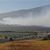 Rauch weht über dem Hang des Vulkans Haleakala, während ein Feuer im Landesinneren brennt. Mehrere Gemeinden mussten wegen Waldbränden evakuiert werden. - Foto: Matthew Thayer/The Maui News/AP/dpa