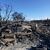 Ein ausgebranntes Auto steht mitten in einem völlig zerstörten Gebiet der Kleinstadt Lahaina. - Foto: Rick Bowmer/AP