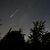 Ein Perseidenmeteor zieht über den Himmel in Neumünster. - Foto: Marco A. Ludwig/dpa