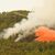 Ein Löschflugzeug wirft Wasser auf den Waldbrand in der Nähe der Gemeinde El Rosario auf Teneriffa. - Foto: Europa Press/EUROPA PRESS/dpa