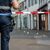 Ein Polizist sichert den Ort, wo in der Nacht auf Samstag ein junger Mann getötet worden ist. - Foto: Harald Tittel/dpa
