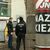 Polizisten stehen vor der Gaststätte «Bull's Eye». An einem Pfahl ist ein Aufkleber mit der Aufschrift «Nazi Kiez» zu sehen. - Foto: Martin Wichmann TV/dpa