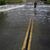 Ein Mann steht auf einer überfluteten Straße in San Diego nachdem Tropensturms «Hilary» durch das Gebiet gezogen war. - Foto: Gregory Bull/AP/dpa