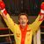 Der deutsche Leichtgewichtsboxer René Weller streckt jubelnd die Arme in die Höhe. - Foto: Marcel Mettelsiefen/dpa