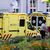 Krankenwagen stehen auf dem Schulhof einer Grund- und Oberschule in Bischofswerda. - Foto: Sebastian Kahnert/dpa