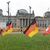 Jahrestag der Erstürmung des Reichstagsgebäudes: Fahnen stehen heute bei einer rechtsextremen Kundgebung vor dem Reichstagsgebäude. - Foto: Paul Zinken/dpa