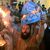 Menschen verbrennen Fotos, die den israelischen Außenminister Eli Cohen und seine libysche Amtskollegin Nadschla al-Mankusch zeigen. In Libyen ist es in der Nacht zum Montag zu gewaltsamen Protesten gekommen. - Foto: Yousef Murad/AP