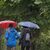 Passanten mit Regenschirmen in Moritzburg in Sachsen. - Foto: Sebastian Kahnert/dpa