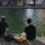 Zwei junge Männer trinken am Ufer des Kanals Saint-Martin in Paris gemeinsam Bier. - Foto: Aurelien Morissard/XinHua/dpa