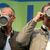 CDU-Chef Friedrich Merz (l) und Bayerns Ministerpräsident Markus Söder (CSU) trinken beim Politischen Frühschoppen Gillamoos auf der Bühne aus Bierkrügen. - Foto: Sven Hoppe/dpa