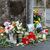 Kerzen und Blumen an einer Mauer vor dem Kinder- und Jugendhilfezentrum in Wunsiedel, in dem die Zehnjährige tot aufgefunden wurde. - Foto: Daniel Vogl/dpa