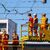 Arbeiter reparieren in München eine abgerissene Oberleitung. - Foto: Lennart Preiss/dpa