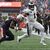 Philadelphia Eagles-Quarterback Jalen Hurts (1) wird von New England Patriots-Cornerback Jalen Mills (l) verfolgt. - Foto: Mark Stockwell/AP/dpa