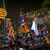 Menschen schwenken in Barcelona Unabhängigkeitsflaggen bei einer Kundgebung für die Abspaltung Kataloniens von Spanien. - Foto: Emilio Morenatti/AP/dpa