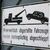 Ein Schild an einem Garagentor weist darauf hin, das widerrechtlich abgestellte Fahrzeuge abgeschleppt werden - und das kann teuer werden. - Foto: Jan Woitas/dpa